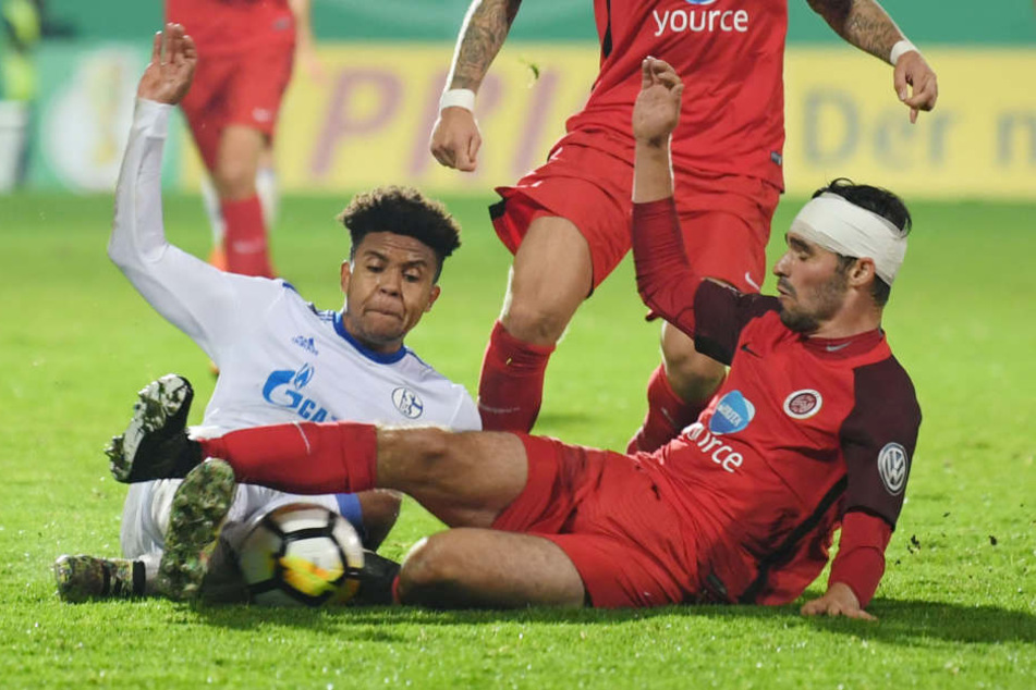 Sascha Mockenhaupt (rechts) am Boden gegen Schalkes Weston McKennie.