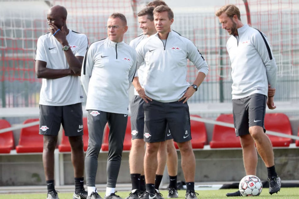 Da schaut das neue Trainergespann genau hin: Chefcoach Ralf Rangnick (2.v.l.) mit seinen neuen Co-Trainern Jesse Marsch (rechts daneben), Robert Klauß (dahinter) und Lars Kornetka (r.).