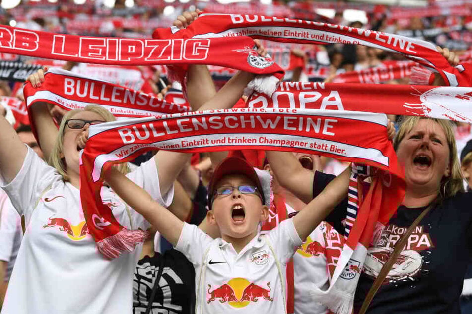 Die Fans von RB Leipzig dürfen sich schon über den ersten Titel freuen: Das Trikot ihrer Roten Bullen wurde zum besten aller 18 Bundesligisten gekürt.