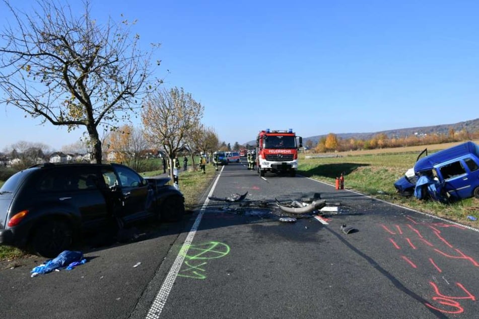 Die beiden Unfallwagen landeten neben der Fahrbahn.