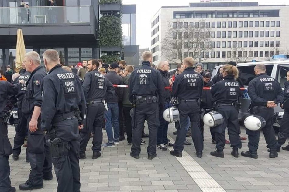 Zahlreiche Polizisten waren auf dem Kesselbrink im Einsatz.