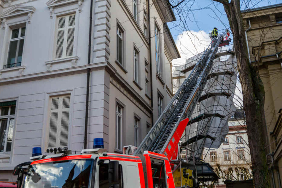 Die Feuerwehr versuchte, das Gerüst zu stützten.