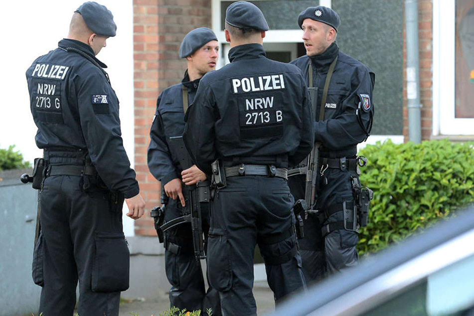 SEK, Einsatzhundertschaft und normale Polizisten beteiligen sich in der Razzia.