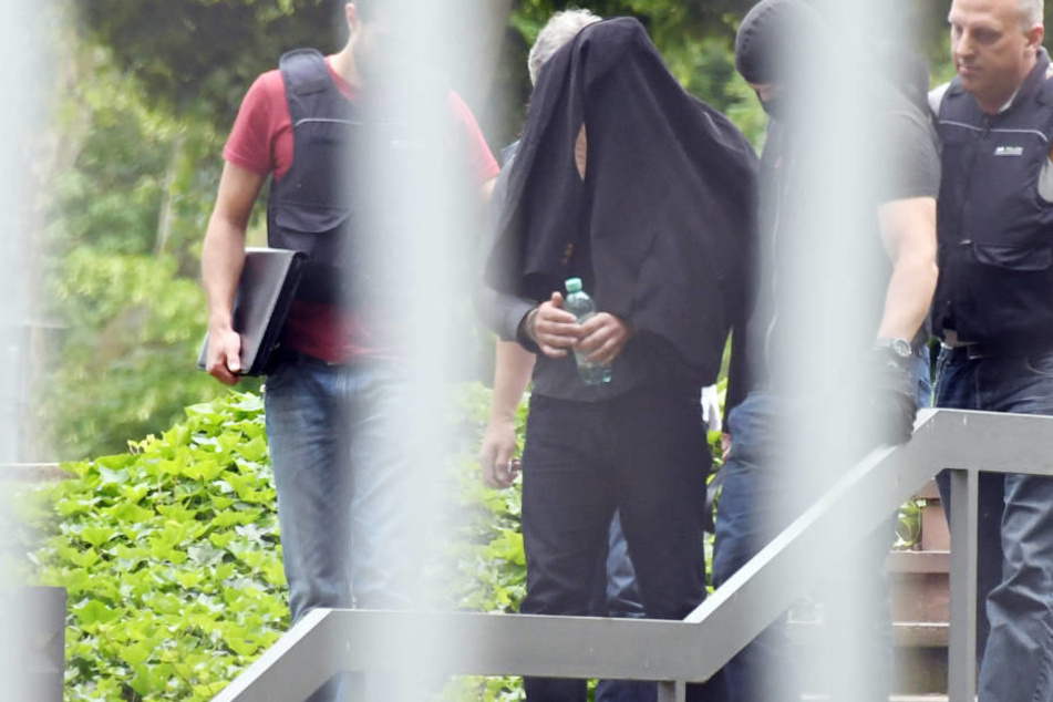 Ein Verdächtiger im Prozess um einen geplanten Terroranschlag in Düsseldorf wird am 2. Juni 2016 dem Haftrichter vorgeführt.