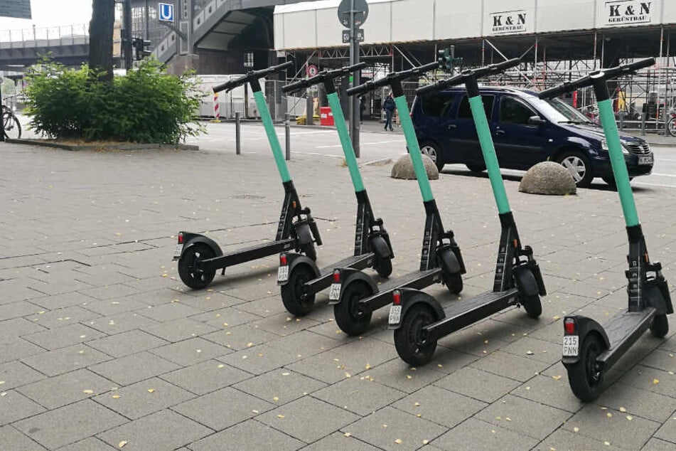 Mehrere E-Scooter stehen aufgereiht an der U3-Haltestelle Baumwall in Hamburg.