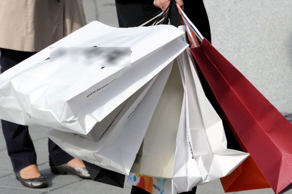 Gerade zur Weihnachtszeit sind die Geschäfte voll mit kauffreudigen Menschen. Doch der Online-Handel wird immer stärker. (Symbolbild)