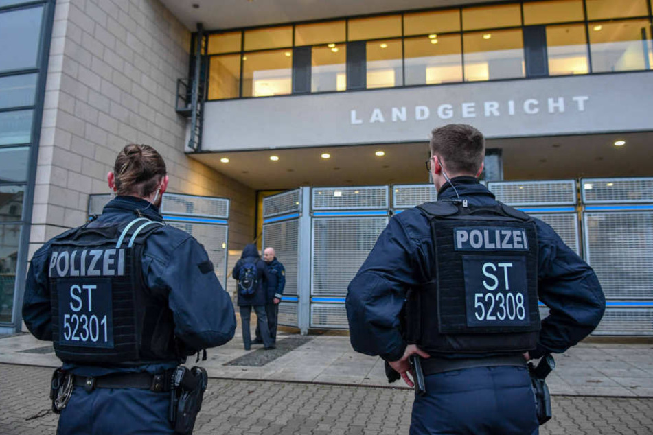 Groß-Aufgebot der Polizei am Freitag: Verschiedene Landgerichte haben in der Nacht Bombendrohungen erhalten.