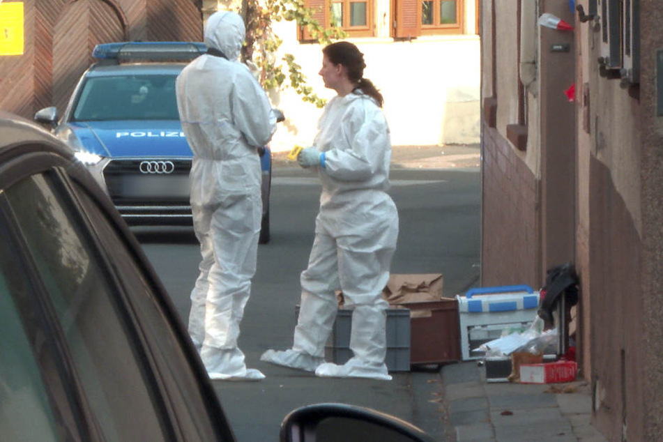 Beamte der Spurensicherung stehen vor dem Tatort in Kirchheim, an dem bei einem Polizeieinsatz zwei Menschen ums Leben gekommen sind.