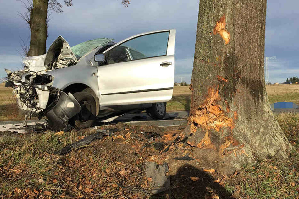 Der VW ist mit voller Wucht gegen den Baum geknallt.
