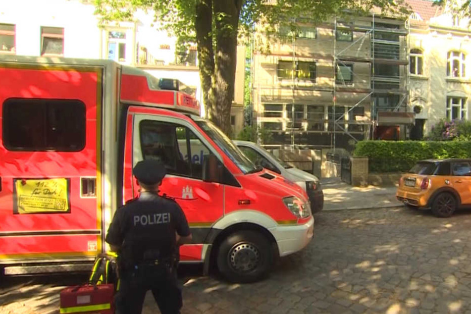 Die Polizei sicherte das Gebäude nach dem Vorfall.