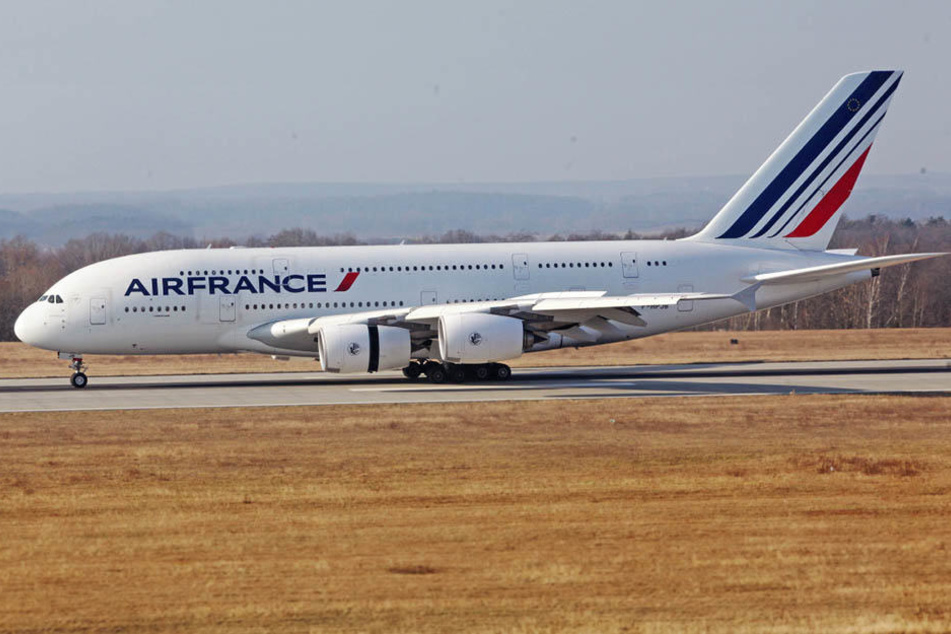 Im Anflug aus Paris: Auch Air France lässt wieder einen A380 in Dresden durchchecken. Kurz nach 15 Uhr rollte der Riesenvogel zu den Hallen der Flugzeugwerke.