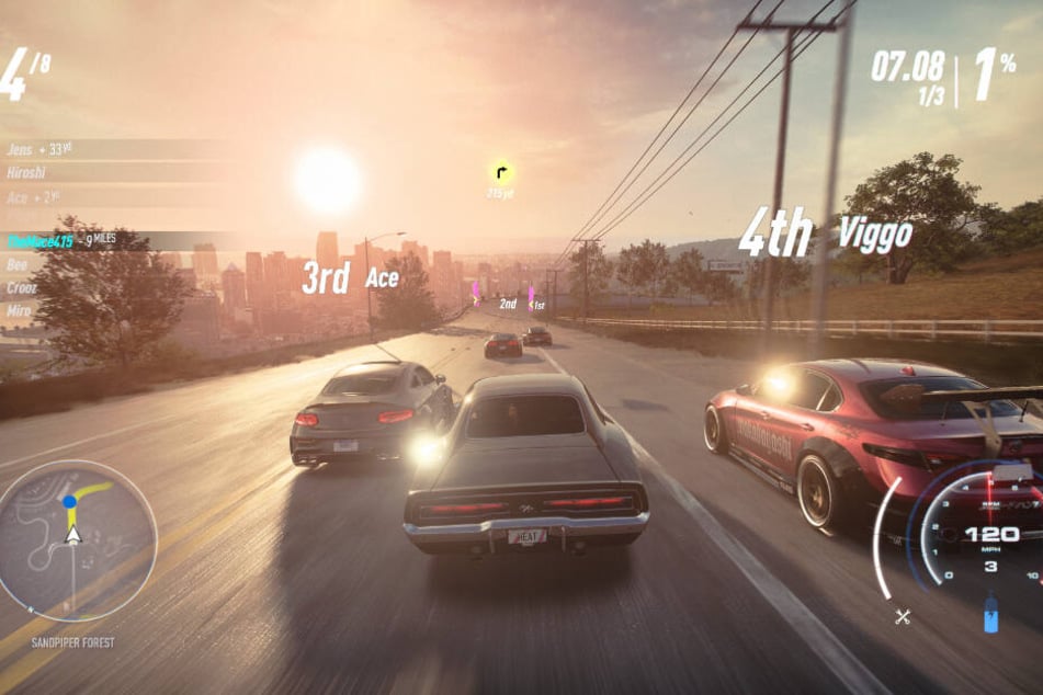 Bei den Rennen in "Need for Speed Heat" muss man sich auf Karosserie-Kontakt mit den Gegnern einstellen. Im Hintergrund ist die Skyline von Palm City zu sehen.