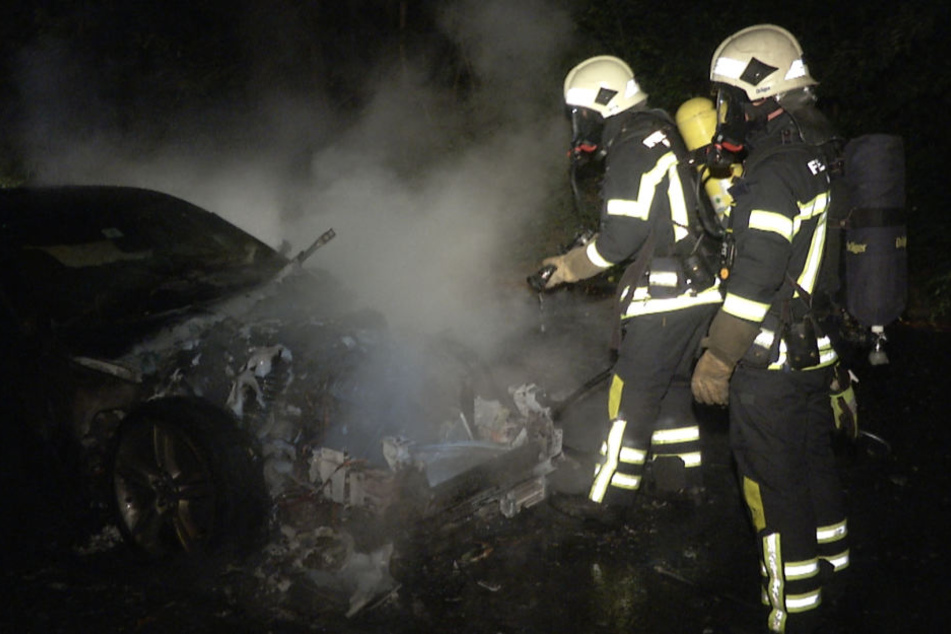 Die Feuerwehr konnte den brennenden Jaguar XKR Coupé schnell löschen.