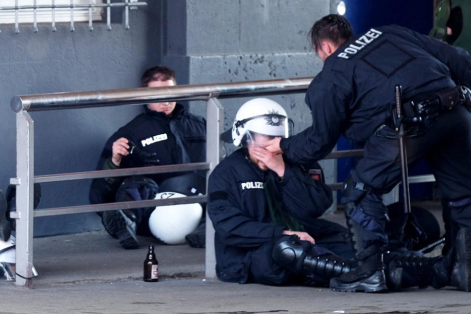 Erschöpfte Polizisten nach ihrem Dauereinsatz beim G20-Gipfel in Hamburg.