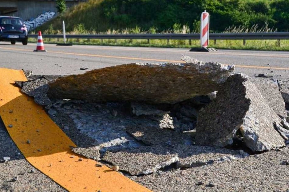Mit einem Bagger riss er die Straße auf. (Symbolbild)