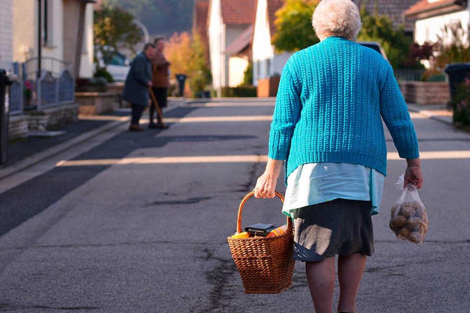 Eine Seniorin
trägt ihren
Einkauf nach
Hause. Ein
Laden im Dorf
- das ist mehr
als nur Nahversorgung.
Besonders
die älteren
Semester
wissen das
Angebot zu
schätzen.
