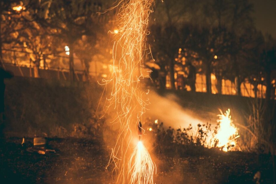 Ein Zwölfjähriger hat sich beim Zünden einer Silvester-Rakete verletzt. (Symbolbild)