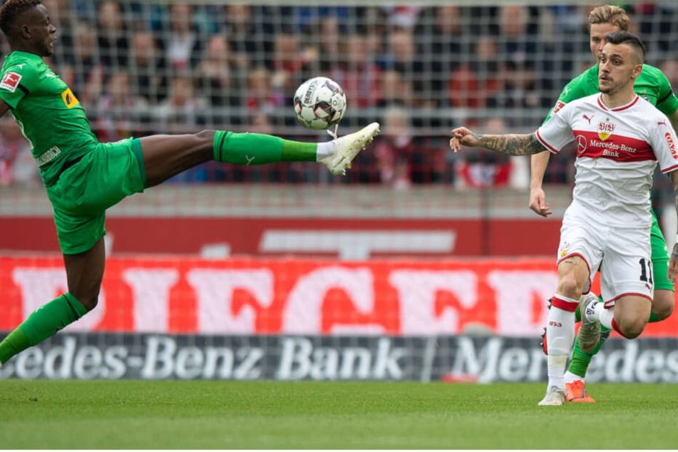 Gladbachs Denis Zakaria vor Stuttgarts Anastasios Donis am Ball.