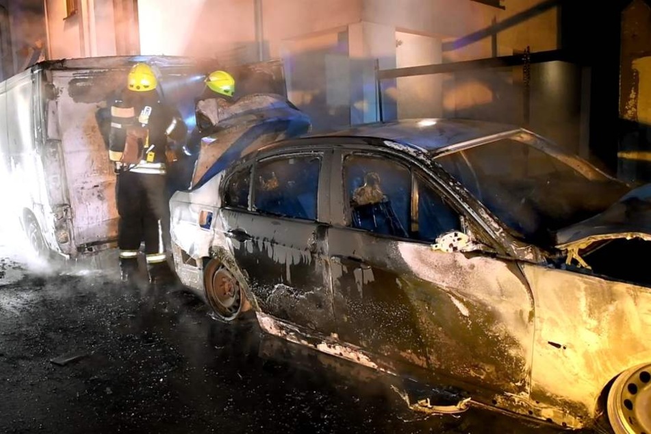 Zwei Fahrzeuge standen komplett in Flammen.