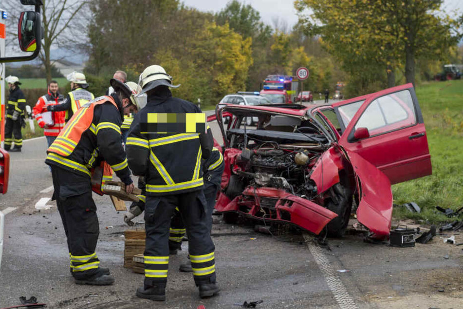 Die Feuerwehr musste eine der Fahrerinnen aus ihrem Auto befreien.