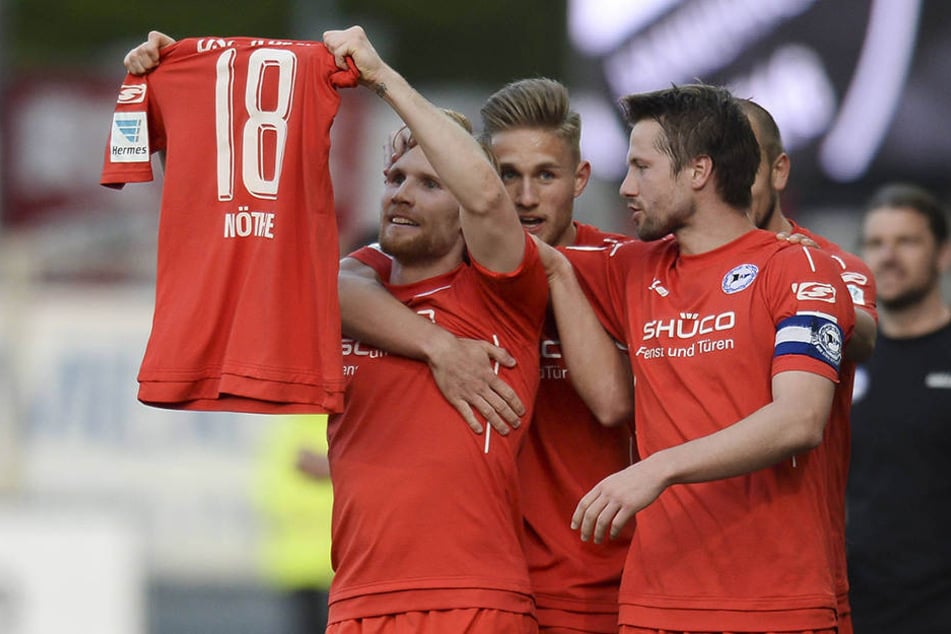 Beim Torjubel in Sandhausen dachte die Mannschaft auch an ihren verletzten Mitspieler.