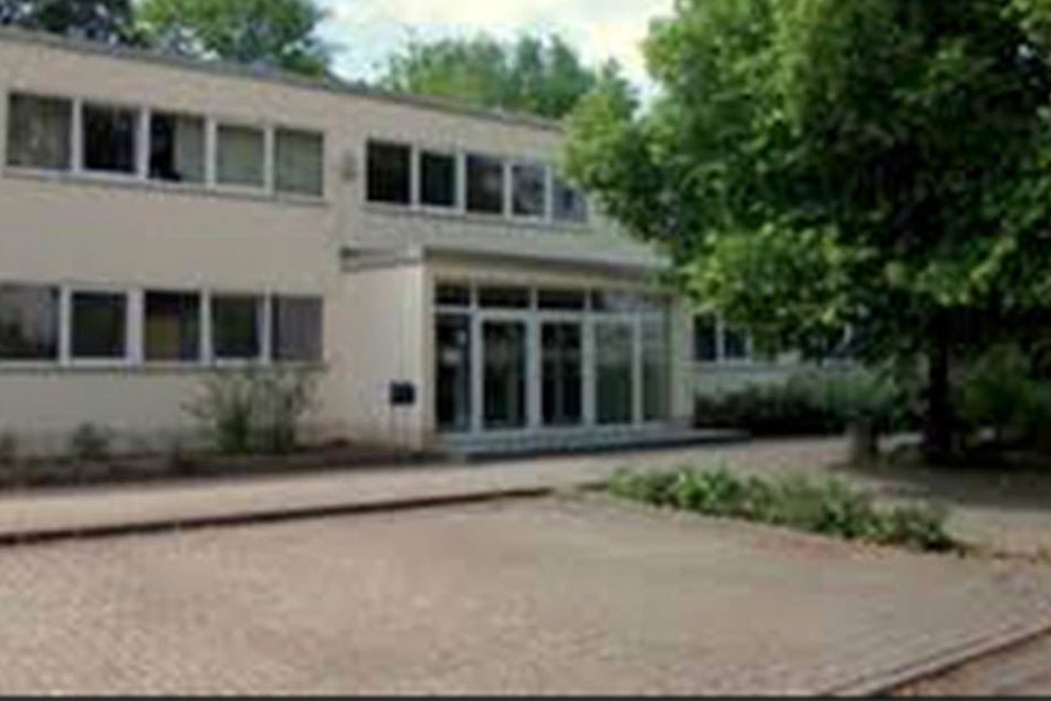 Der Platz- und Lehrermangel spitzt sich zu: In der Rosa-Luxemburg-Grundschule in Halle (Saale) dürfen nur schlanke Kinder am Fenster sitzen.