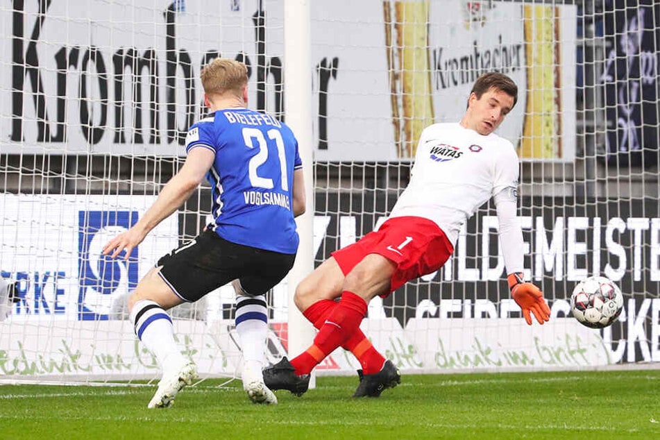 Parade bei Spiel in Bielefeld. Martin Männel (r.) lässt sich von Andreas Voglsammer nicht überlisten.