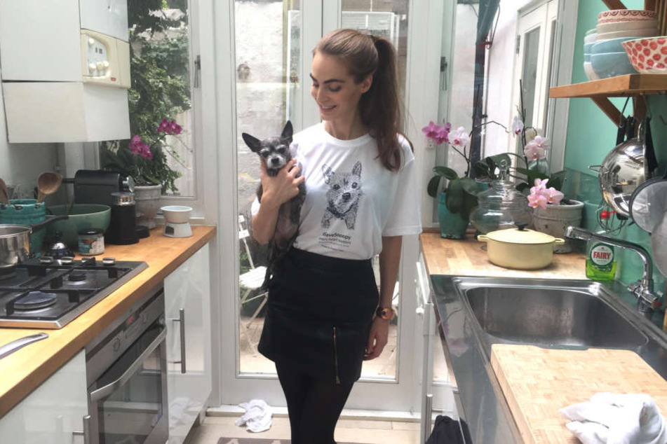 Dolly-Ann mit ihrem Snoopy. Sie verkauft Freitagabend ihr gesamtes Hab und Gut.