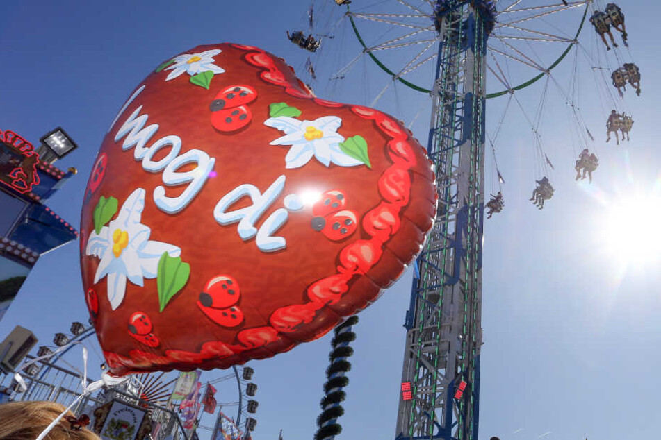 "I mog di", steht auf dem Luftballon. Jedes Jahr finden sich viele neue Paare auf dem Münchner Oktoberfest.