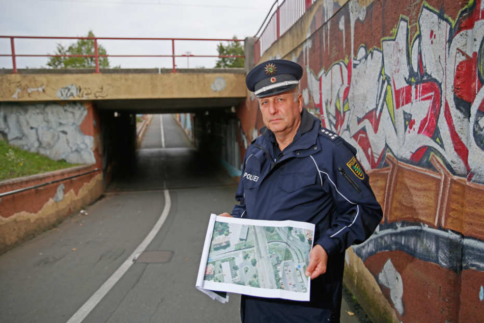Fordert Markierungen für Radwege: "Bei Polizeikontrollen wurden unsere Beamten in Beinahe-Unfälle verwickelt",klagt Revierleiter Dieter Kabelitz (59).