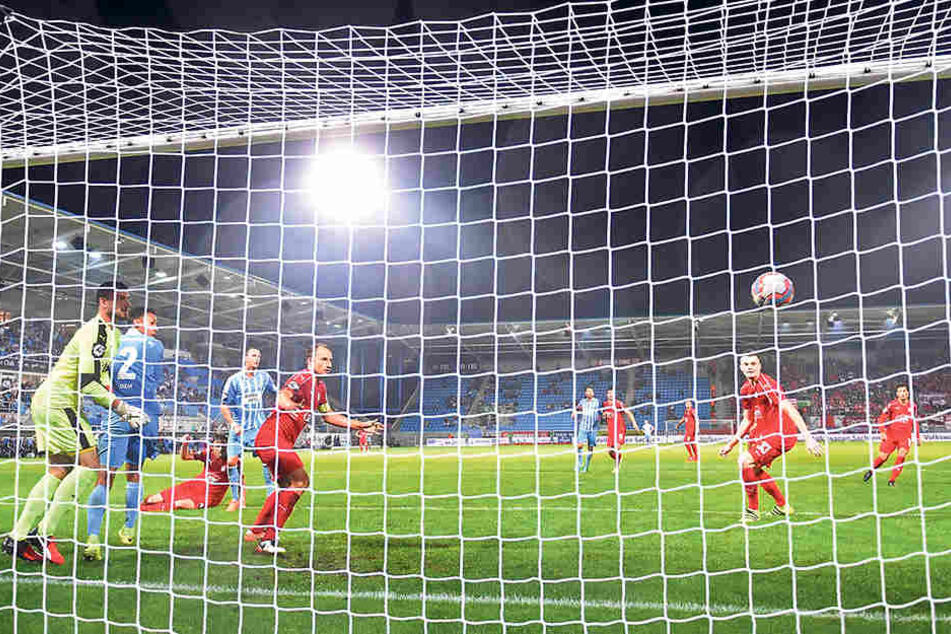 Das „Golden Goal“: Dem Schuss von Tim Danneberg (4.v.l.) kann FSV-Keeper Johannes Brinkies (l.) nur hinterherschauen.
