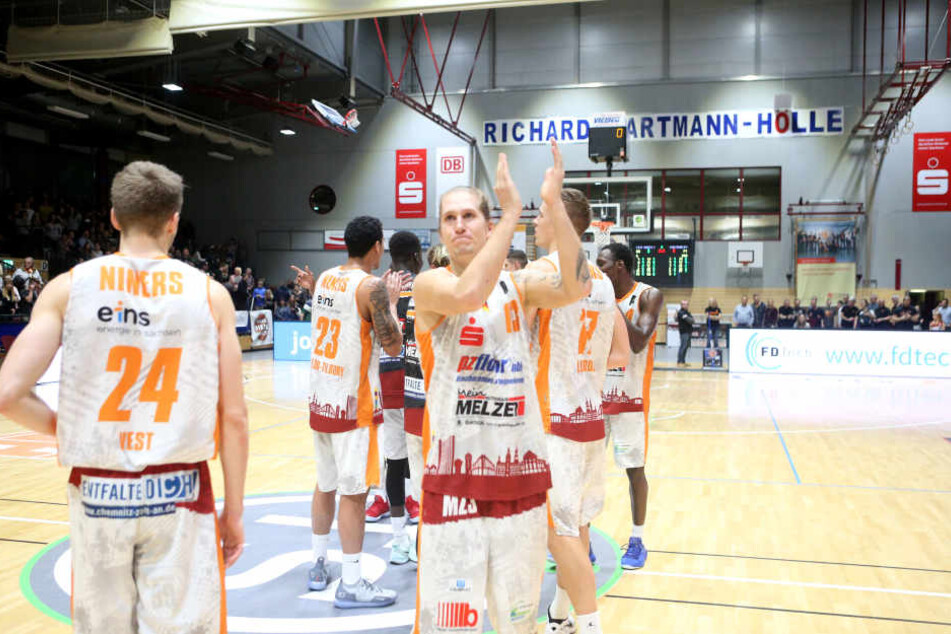 Applaus für die Niners: Die Chemnitzer Basketballer mischen derzeit die ProA auf.