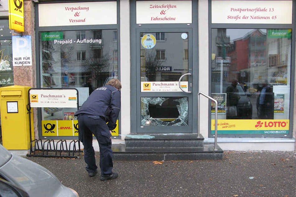 Mit einem Gullideckel warfen Einbrecher die Tür an der Postfiliale in der
Straße der Nationen ein. Sie erbeuteten Rubbellose.