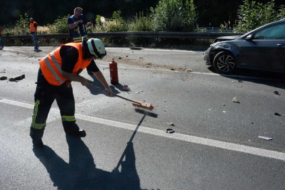 Überall auf der Fahrbahn waren Autoteile verteilt, die entfernt werden mussten.