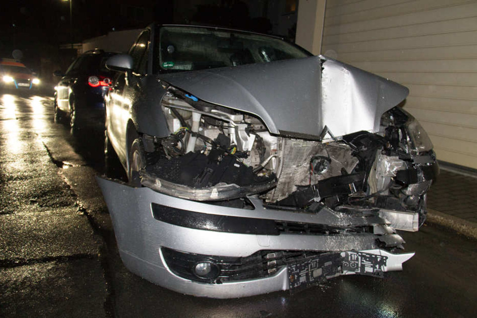 Das Auto ist frontal gegen eine Garagenwand gekracht, der Fahrer verstarb kurze Zeit später.