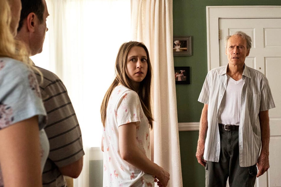 Nur Earl Stones Enkelin Ginny (Zweite von rechts, Taissa Farmiga) verteidigt ihren Opa noch.