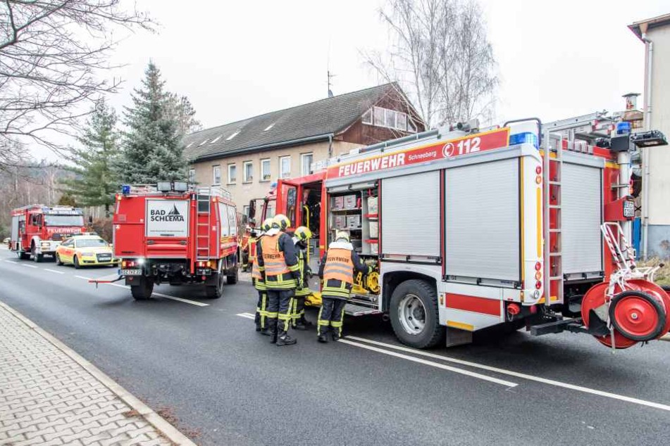 Die Feuerwehren aus Schneeberg und Bad Schlema waren bei dem Unfall im Einsatz.