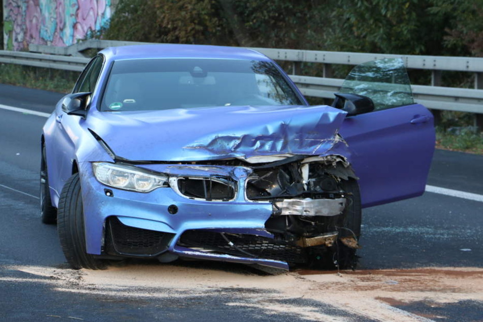 Der Autofahrer zerlegte seinen BMW.
