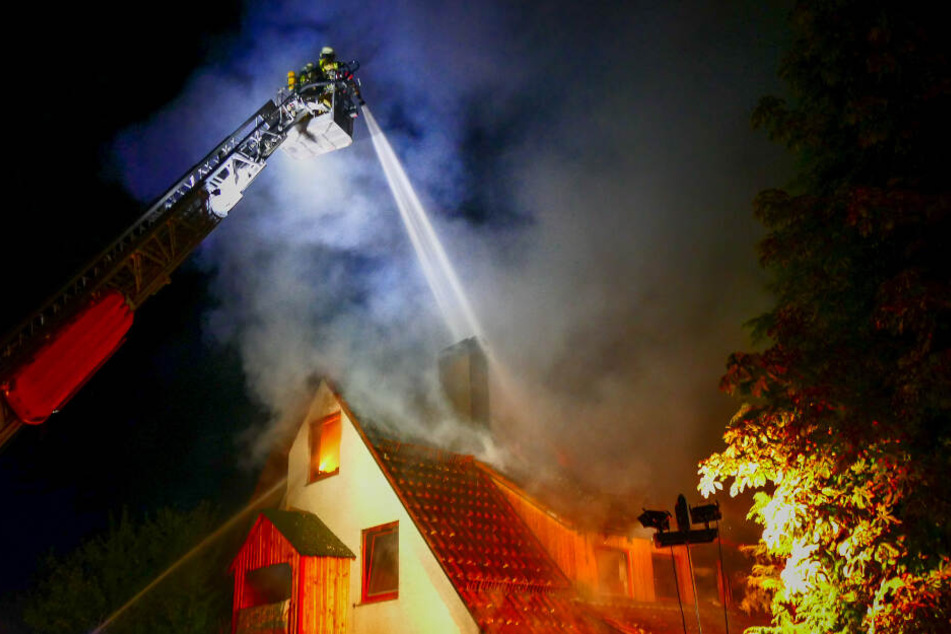 Das Haus stand nach dem ersten Löschen nochmals in Flammen.