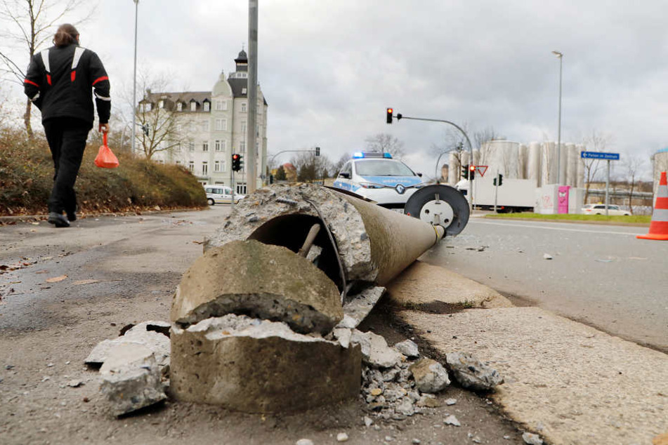 Der massive Betonmast lag auf der Georgstraße.