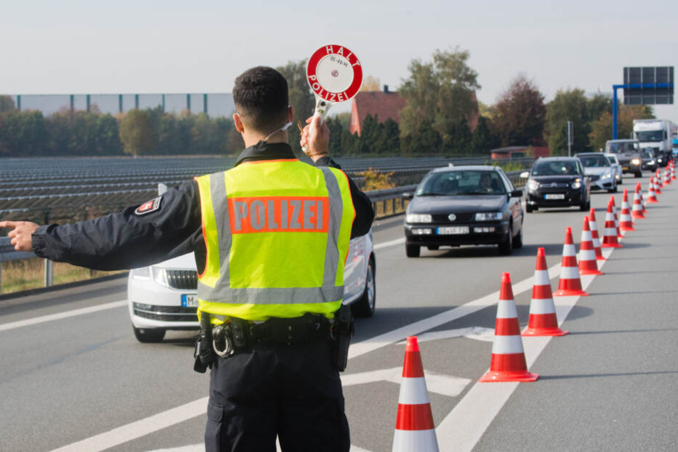 Die Polizei kontrollierte insgesamt 886 Menschen in 633 Fahrzeugen. (Symbolbild)