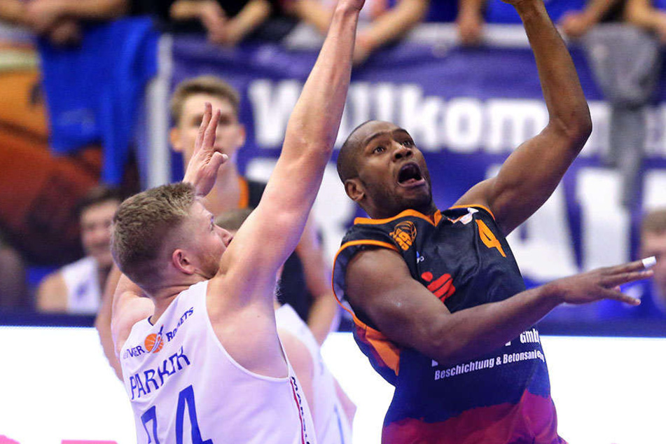 Virgil Matthews punktet am Korb gegen Gotha.