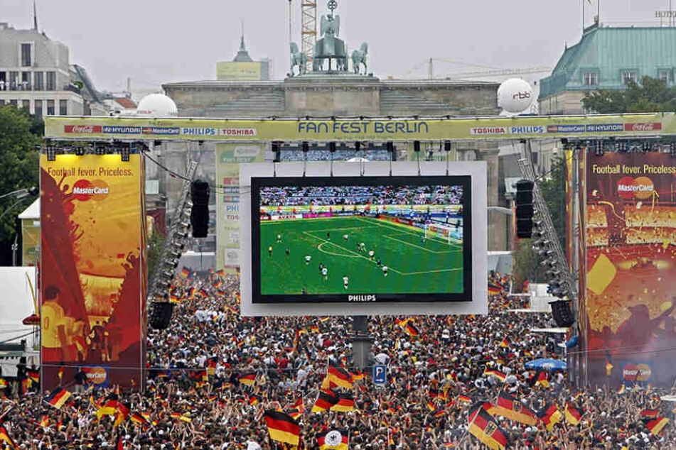 Hoffentlich gibt's auch 2018 viel zu feiern auf der Fan-Meile am Brandenburger Tor.