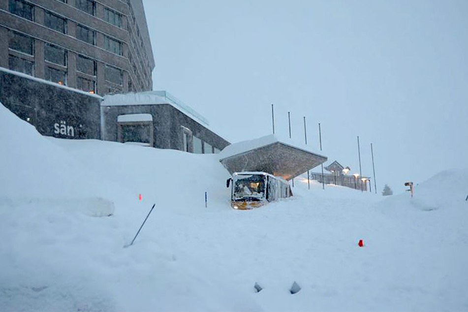 Auf der Schwägalp wurde bei einem Lawinenabgang das Hotel Säntis verschüttet.
