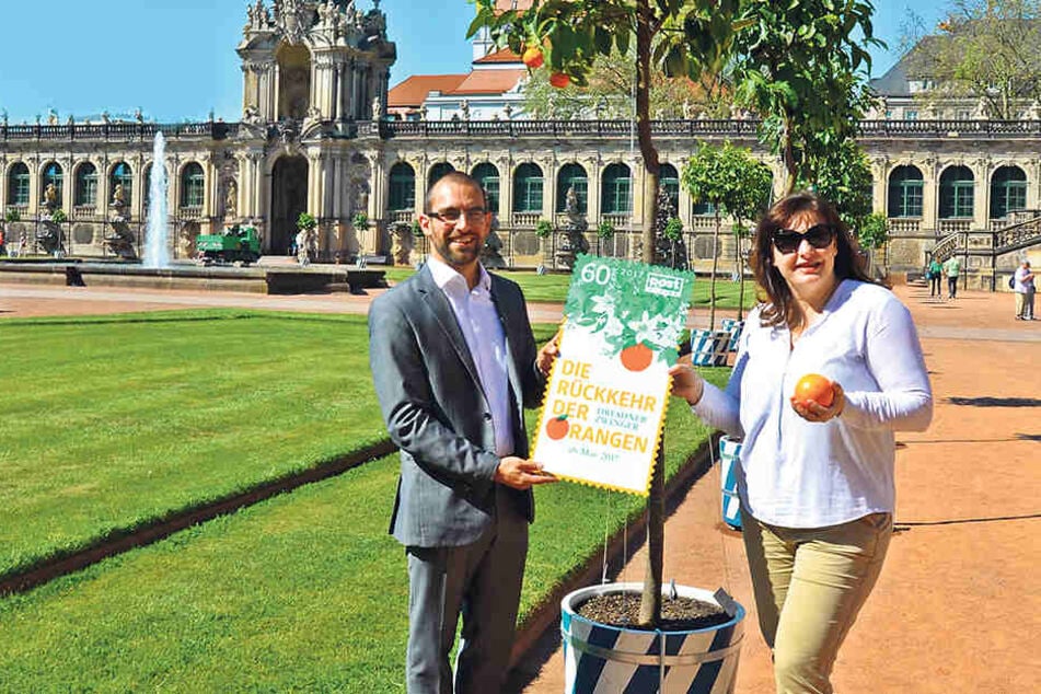 PostModern-Marketingchef
Alexander Hesse (32)
und Ulrike Peter (50) vom
Schlösserland-Freundeskreis präsentieren die neue Duft-Briefmarke.