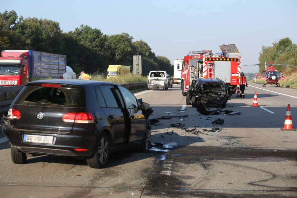 Der Skoda (re.) wurde am Heck völlig zerstört.