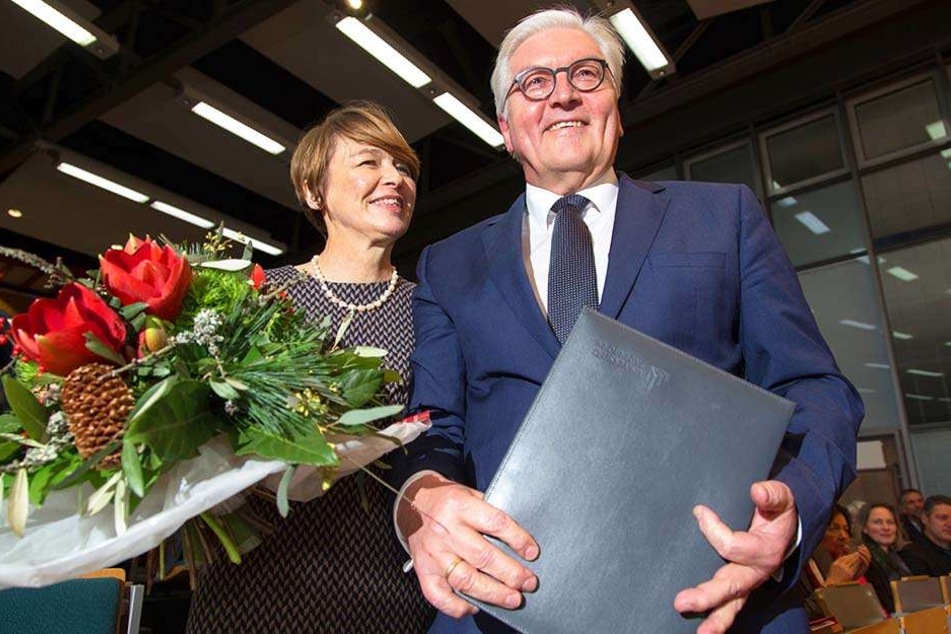 Steinmeier neben seiner Frau Elke Büdenbender (links), nachdem er die Ehrendoktorwürde an der Uni Paderborn verliehen bekommen hat.