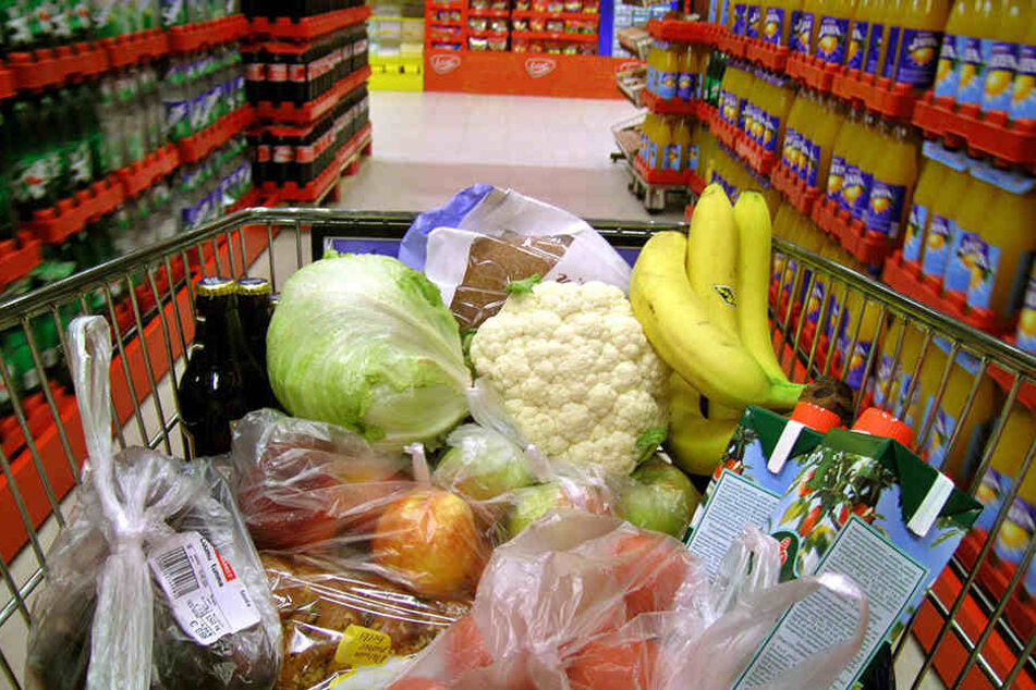 In einem Discounter packten ein Diebespaar einen Warenwert von etwa 25 Euro in eine Einkaufstasche.