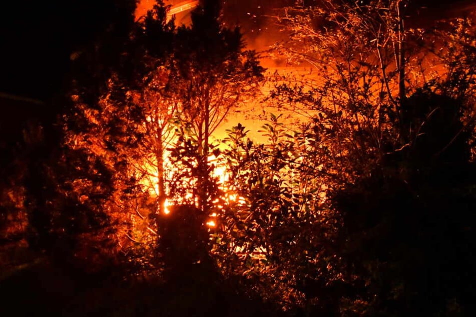Auf der Terrasse loderte am Montagabend ein Feuer.