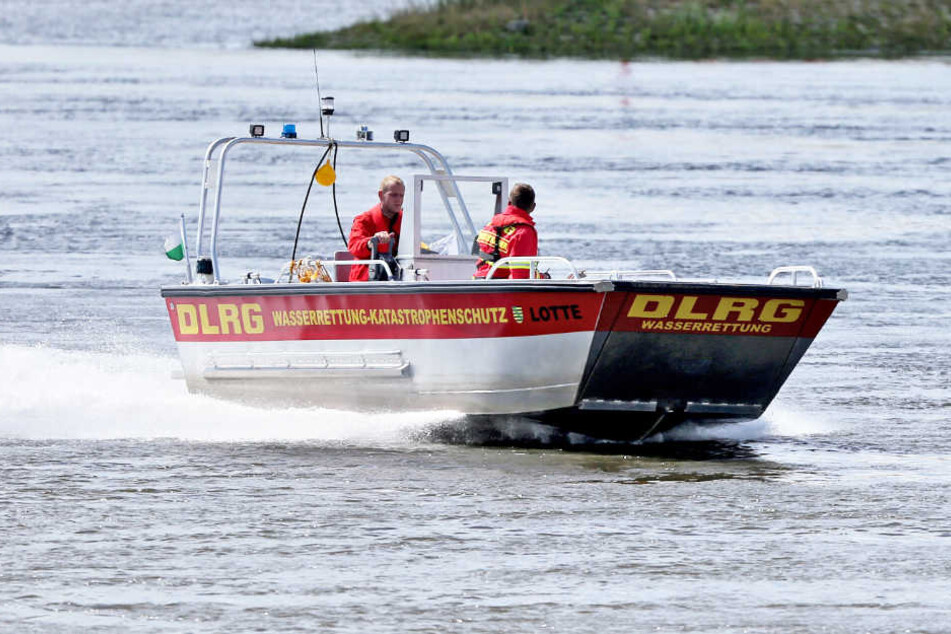 Mit Booten und Tauchern suchten die Retter den Fluss ab. (Symbolbild)